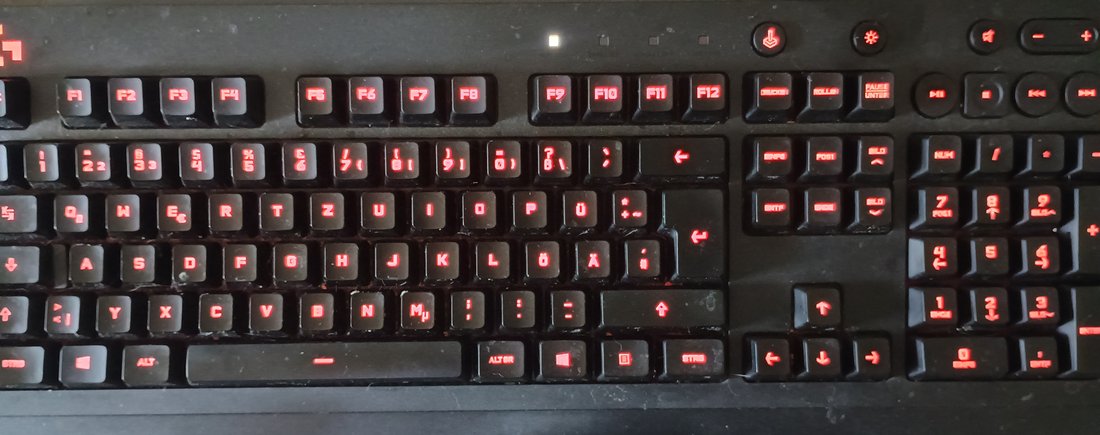Logitech G213 Prodigy mit roter Hintergrundbeleuchtung, gesetzt über G213Tray
